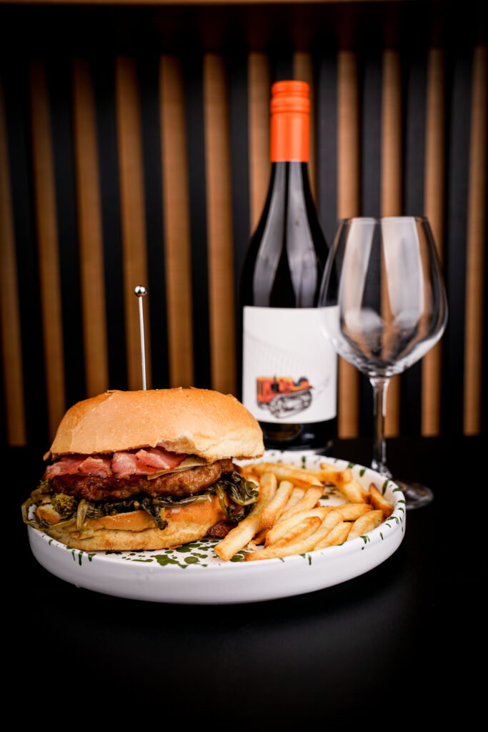 Burger con cocktail e drink da Alkemia Galatina